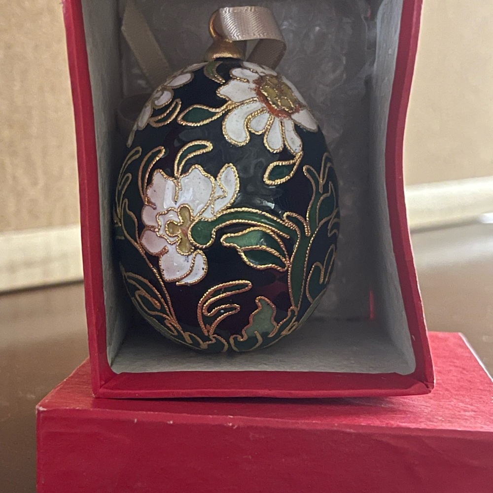 SOLD


Nordstrom Floral Ornament - Black, White, and Gold